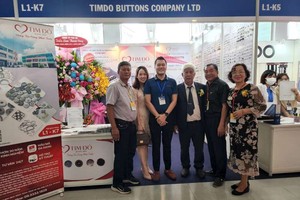 胡志明市紡織一成衣協會主席范春鴻(右三)一行參觀紅心公司展位與劉成發經理(左三) 合照。