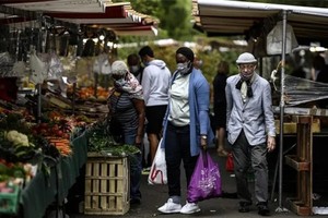 人們在法國巴黎一個露天市場購物。