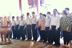 本市二府、溫陵、霞漳、三山 會館諸位代表和貴賓參加秋季祭祖 活動。