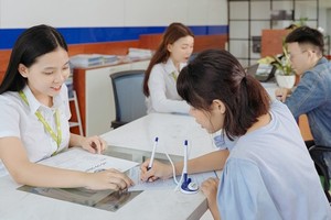 大學幹部為學生提供入學 諮詢。