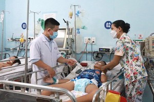 市第一兒童醫院感染-神經科主任余俊規醫生 正向家人通知腦炎患兒的病情。