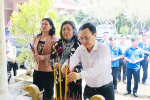 市委副書記阮文孝與工作團上香緬懷英雄烈士。