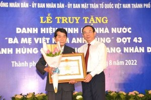 本市追授５名越南英雄母親稱號