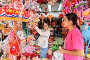 消費者在第五郡海上懶翁街商店選購花燈。