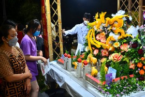 遊客觀光2022年順化美食節。