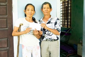 陳大叔向今年50歲、寓居巴頓市廣隆坊的好大娘贈送禮物。