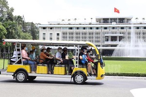 遊客乘電車參觀統一宮。