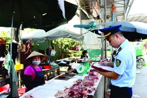 有關部門在檢查市場物品價格。