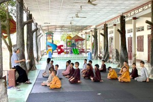 黎教師給孩子們做出評價和教導他們待人接物技能。