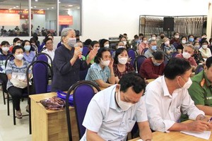 第一郡姑江坊居民在與坊人委會主席的直接對話會議上提意見。