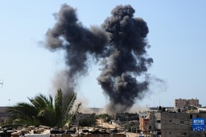 8月7日，加沙地帶南部城市拉法遭遇以色列空襲後升起濃煙。新華社發（哈立德·奧馬爾攝）