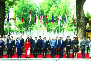 東盟各成員國代表出席升旗儀式。