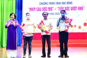 市人委會原副主席阮氏紅代表市慈善 婦女會向贊助單位頒發感謝狀。