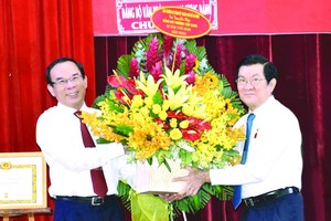 市委書記阮文年送花祝賀原國家主席張晉創。