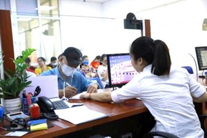 勞工在辦理房租輔助手續。