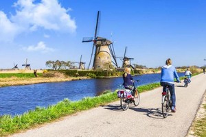 許多遊客選擇騎自行車參觀風車村“兒童堤壩”。