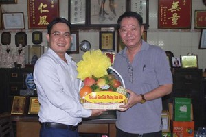 本報編委文忠孝(左)向茶山慶雲南院住持 周華邦贈送禮物。