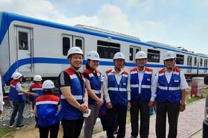 穗城、二府、崇正、溫陵會館各副理事長 在地鐵１號項目(濱城仙泉)工地留影。