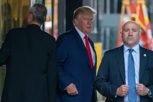 美國前總統特朗普(中)資料圖片。