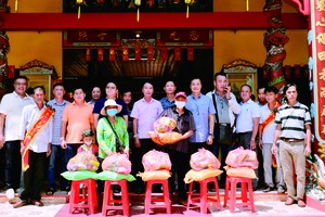 各理事成員與熱心人士向窮人發送禮物。