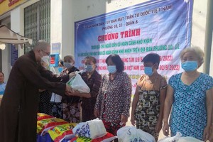 釋通振法師向貧困戶贈送禮物。