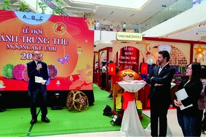 國際烘焙師高肇力向來賓介紹中秋月餅。