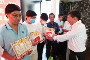 蘇氏宗祠理事長蘇文光向大學生們頒獎。