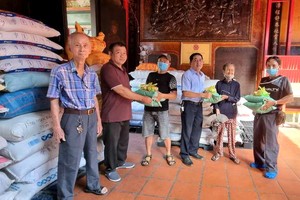 霞漳會館理事們向清貧者派發盂蘭節禮物。