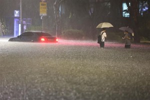 林佳鋒 2022年8月9日 週二 上午10:44 圖片 南韓首爾地區8日起降下大雨，造成7死6失蹤，江南區路面變成一條小河。美聯社