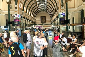 截至目前，全國只接待了70多萬外國遊客， 僅達今年接待500萬國際遊客計劃的15%。圖為外國 遊客參觀市郵政局。