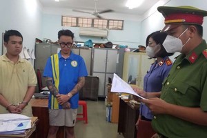 職能部門宣讀對喬阮越恩和范黎明善的暫拘令。