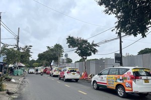 等候進入新山一機場的計程車在新平郡白騰街上排成長龍。