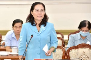 市人民議會主席阮氏麗主持會議。