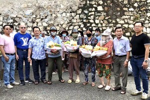 頭頓崇正天后宮關懷窮人