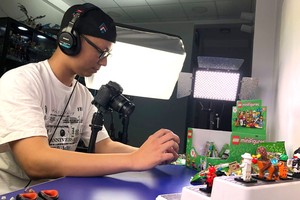 YouTuber正在為孩子創作內容。