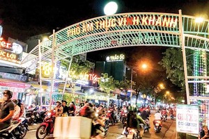 許多地方創建美食街，為夜間經濟營造吸 引力。