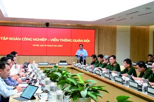 政府總理范明政與越南軍隊工業電信集團舉行工作會議。