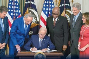 美國總統拜登當地時間16日在白宮簽署《通脹削減法案》。圖源：互聯網