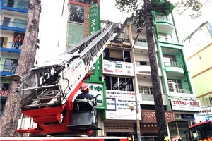 去年11月11日中午，第五郡第二坊陳興道街某高層建築物失火， 消防警察要使用雲梯救出兩名被困者。