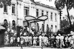 於1945年8月19日，參加河內大劇院廣場集會後，首都人民攻打北部府－－ 法殖民者透過其爪牙勢力設在北部的首腦機關。（資料圖）
