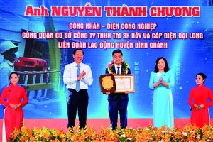 市委常務副書記、市人委會主席潘文邁向阮成章工人模範頒獎。