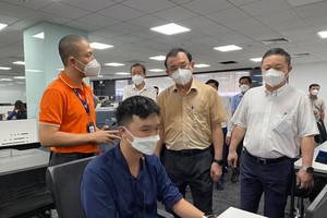 黨中央政治局委員、市委書記阮文年︵中︶ 與企業會晤以掌握實際情況。