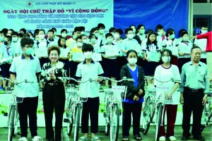 慶雲南院代表周文義（右一）向家境困難的高中生贈送自行車。