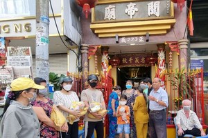 左閭關帝廟理事會向當地貧困者頒發 盂蘭節禮物。