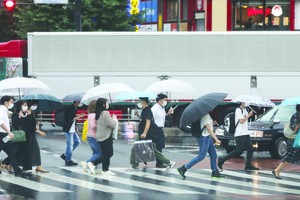 戴口罩的行人走在日本東京澀谷街頭。