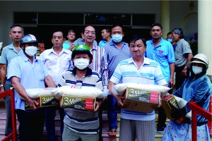 茶園護國觀音廟理事長黃偉峰(第二排左三) 與諸位理監事派發盂蘭濟貧禮物。