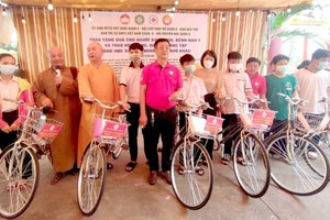 清貧學生獲贈送自行車及現金都感到很開心。