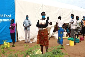 難民在肯尼亞北部卡庫馬難民營排隊領取食物。