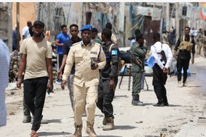 警察在索馬里摩加迪沙遇襲酒店附近警戒。