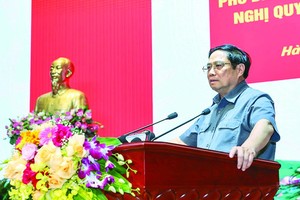 政府總理范明政出席中央軍委會議。